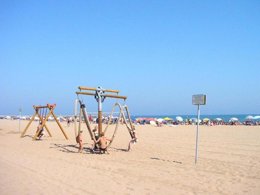 Camping Pas Cher vous présente avec son site Officiel campingpascher.fr, la Résidence Alizea Beach - Vacancéole, située sur la commune de Valras-plage dans le département Hérault (Languedoc Roussillon) en France. La résidence Alizea Beach - Vacancéole, vous présente un hébergement de type appartement de 45 m² et télévision. La résidence Alizea Beach - Vacancéole vous propose du sam. 26 septembre au sam. 03 octobre 2026, en promotion à -25% pour 7 nuits à 351 € au lieu de 469,88 € soit une Économie de 118,88 €. Cette location propose 149 dates différentes pour réserver votre séjour. Découvrez également les 6 autres gammes d'hébergements de la résidence. Les Avis clients pour la Résidence Alizea Beach - Vacancéole sont excellents avec une note moyenne de 9 sur 10. Mer, Piscine extérieure, Aire de jeux enfants, Centre équestre, Cyclisme, Golf, Ping-pong, Randonnée,... En savoir plus : cliquez-ICI.