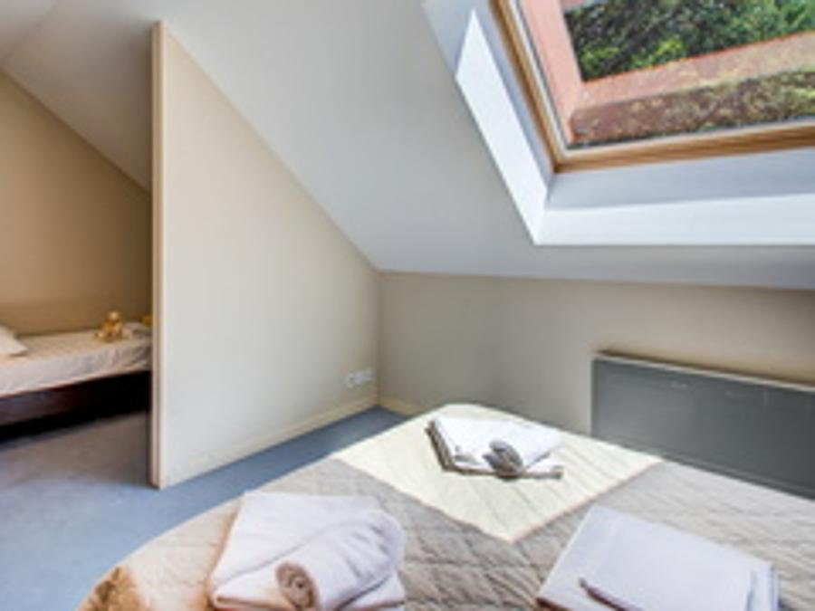 Camping Pas Cher vous présente avec son site Officiel campingpascher.fr, la Résidence Les Balcons D'Aix - Vacancéole classé 2 étoiles, située sur la commune de Les Deserts dans le département Savoie (Rhône Alpes) en France. La résidence Les Balcons D'Aix - Vacancéole, vous présente un hébergement de type appartement de 40 m². La résidence Les Balcons D'Aix - Vacancéole vous proposeun séjour PAS CHER avec une REMISEdu sam. 22 août au sam. 29 août 2026, en promotion à -40% pour 7 nuits à 433,80 € au lieu de 723,0 € soit une Économie de 289,20 €. Cette location propose 80 dates différentes pour réserver votre séjour. Découvrez également les 10 autres gammes d'hébergements de la résidence. Les Avis clients pour la Résidence Les Balcons D'Aix - Vacancéole sont excellents avec une note moyenne de 8 sur 10. Lac, Piscine chauffée, Piscine couverte, Baby-foot, Centre équestre, Piscine, Randonnée, Voile,... En savoir plus : cliquez-ICI.