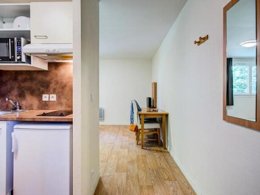 Camping Pas Cher vous présente avec son site Officiel campingpascher.fr, la Résidence Les Balcons D'Aix - Vacancéole classé 2 étoiles, située sur la commune de Les Deserts dans le département Savoie (Rhône Alpes) en France. La résidence Les Balcons D'Aix - Vacancéole, vous présente un hébergement de type studio de 25 m² pour 2 personnes et télévision. La résidence Les Balcons D'Aix - Vacancéole vous propose du vendredi 12 juin au vendredi 19 juin 2026, en promotion à -29% pour 7 nuits à 202,30 € au lieu de 286,75 € soit une Économie de 84,45 €. Cette location propose 45 dates différentes pour réserver votre séjour. Découvrez également les 10 autres gammes d'hébergements de la résidence. Les Avis clients pour la Résidence Les Balcons D'Aix - Vacancéole sont excellents avec une note moyenne de 8 sur 10. Lac, Piscine chauffée, Piscine couverte, Baby-foot, Centre équestre, Piscine, Randonnée, Voile,... En savoir plus : cliquez-ICI.