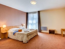 Camping Pas Cher vous présente avec son site Officiel campingpascher.fr, la Résidence Les Balcons D'Aix - Vacancéole classé 2 étoiles, située sur la commune de Les Deserts dans le département Savoie (Rhône Alpes) en France. La résidence Les Balcons D'Aix - Vacancéole, vous présente un hébergement de type chambre de 25 m² pour 2 personnes et télévision. La résidence Les Balcons D'Aix - Vacancéole vous propose du dimanche 30 août au dimanche 06 septembre 2026, en promotion à -29% pour 7 nuits à 385,90 € au lieu de 546,99 € soit une Économie de 161,09 €. Cette location propose 104 dates différentes pour réserver votre séjour. Découvrez également les 10 autres gammes d'hébergements de la résidence. Les Avis clients pour la Résidence Les Balcons D'Aix - Vacancéole sont excellents avec une note moyenne de 8 sur 10. Lac, Piscine chauffée, Piscine couverte, Baby-foot, Centre équestre, Piscine, Randonnée, Voile,... En savoir plus : cliquez-ICI.