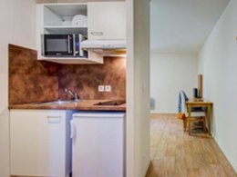 Camping Pas Cher vous présente avec son site Officiel campingpascher.fr, la Résidence Les Balcons D'Aix - Vacancéole classé 2 étoiles, située sur la commune de Les Deserts dans le département Savoie (Rhône Alpes) en France. La résidence Les Balcons D'Aix - Vacancéole, vous présente un hébergement de type studio de 25 m² pour 2 personnes et télévision. La résidence Les Balcons D'Aix - Vacancéole vous propose du dimanche 30 août au dimanche 06 septembre 2026, en promotion à -29% pour 7 nuits à 195,49 € au lieu de 277,11 € soit une Économie de 81,62 €. Cette location propose 113 dates différentes pour réserver votre séjour. Découvrez également les 10 autres gammes d'hébergements de la résidence. Les Avis clients pour la Résidence Les Balcons D'Aix - Vacancéole sont excellents avec une note moyenne de 8 sur 10. Lac, Piscine chauffée, Piscine couverte, Baby-foot, Centre équestre, Piscine, Randonnée, Voile,... En savoir plus : cliquez-ICI.