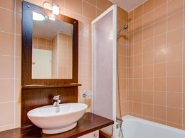 Camping Pas Cher vous présente avec son site Officiel campingpascher.fr, la Résidence Les Balcons D'Aix - Vacancéole classé 2 étoiles, située sur la commune de Les Deserts dans le département Savoie (Rhône Alpes) en France. La résidence Les Balcons D'Aix - Vacancéole, vous présente un hébergement de type studio et télévision. La résidence Les Balcons D'Aix - Vacancéole vous propose du dimanche 30 août au dimanche 06 septembre 2026, en promotion à -29% pour 7 nuits à 195,49 € au lieu de 277,11 € soit une Économie de 81,62 €. Cette location propose 83 dates différentes pour réserver votre séjour. Découvrez également les 10 autres gammes d'hébergements de la résidence. Les Avis clients pour la Résidence Les Balcons D'Aix - Vacancéole sont excellents avec une note moyenne de 8 sur 10. Lac, Piscine chauffée, Piscine couverte, Baby-foot, Centre équestre, Piscine, Randonnée, Voile,... En savoir plus : cliquez-ICI.