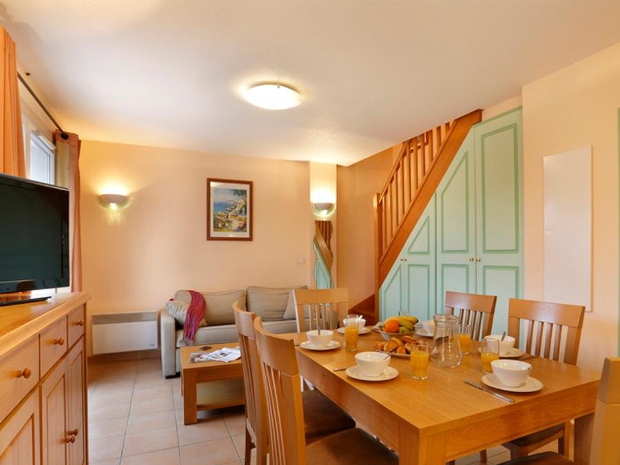 Camping Pas Cher vous présente avec son site Officiel campingpascher.fr, la Résidence Residence Les Bastides De Fayence - Vacancéole, située sur la commune de Tourrettes dans le département Var (Provence Alpes Côte D'azur) en France. La résidence Residence Les Bastides De Fayence - Vacancéole, vous présente un hébergement de type maison de 57 m² et télévision. La résidence Residence Les Bastides De Fayence - Vacancéole vous propose du vendredi 18 septembre au vendredi 25 septembre 2026, en promotion à -20% pour 7 nuits à 443,20 € au lieu de 554,0 € soit une Économie de 110,80 €. Cette location propose 100 dates différentes pour réserver votre séjour. Découvrez également les 4 autres gammes d'hébergements de la résidence. Les Avis clients pour la Résidence Residence Les Bastides De Fayence - Vacancéole sont excellents avec une note moyenne de 8 sur 10. Piscine extérieure, Canoë-kayak, Cyclisme, Paddle, Plongée, Pétanque, Randonnée, Voile, Bar,... En savoir plus : cliquez-ICI.