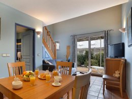 Camping Pas Cher vous présente avec son site Officiel campingpascher.fr, la Résidence Residence Les Bastides De Fayence - Vacancéole, située sur la commune de Tourrettes dans le département Var (Provence Alpes Côte D'azur) en France. La résidence Residence Les Bastides De Fayence - Vacancéole, vous présente un hébergement de type maison de 36 m² et télévision. La résidence Residence Les Bastides De Fayence - Vacancéole vous proposeun séjour PAS CHER avec une REMISEdu sam. 19 septembre au sam. 26 septembre 2026, en promotion à -33% pour 7 nuits à 314,40 € au lieu de 473,49 € soit une Économie de 159,09 €. Cette location propose 252 dates différentes pour réserver votre séjour. Découvrez également les 4 autres gammes d'hébergements de la résidence. Les Avis clients pour la Résidence Residence Les Bastides De Fayence - Vacancéole sont excellents avec une note moyenne de 8 sur 10. Piscine extérieure, Canoë-kayak, Cyclisme, Paddle, Plongée, Pétanque, Randonnée, Voile, Bar,... En savoir plus : cliquez-ICI.