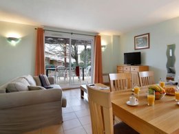 Camping Pas Cher vous présente avec son site Officiel campingpascher.fr, la Résidence Residence Les Bastides De Fayence - Vacancéole, située sur la commune de Tourrettes dans le département Var (Provence Alpes Côte D'azur) en France. La résidence Residence Les Bastides De Fayence - Vacancéole, vous présente un hébergement de type maison de 67 m² pour 2 personnes et télévision. La résidence Residence Les Bastides De Fayence - Vacancéole vous proposeun séjour PAS CHER avec une REMISEdu sam. 19 septembre au sam. 26 septembre 2026, en promotion à -33% pour 7 nuits à 530,40 € au lieu de 798,8 € soit une Économie de 268,40 €. Cette location propose 62 dates différentes pour réserver votre séjour. Découvrez également les 4 autres gammes d'hébergements de la résidence. Les Avis clients pour la Résidence Residence Les Bastides De Fayence - Vacancéole sont excellents avec une note moyenne de 8 sur 10. Piscine extérieure, Canoë-kayak, Cyclisme, Paddle, Plongée, Pétanque, Randonnée, Voile, Bar,... En savoir plus : cliquez-ICI.