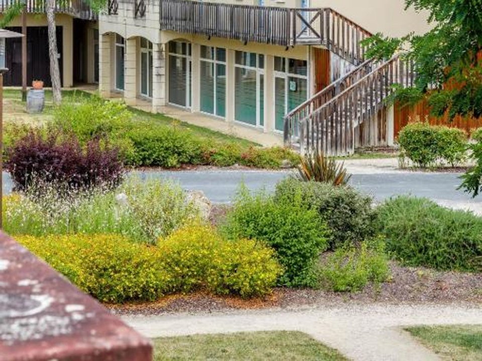 Camping Pas Cher vous présente avec son site Officiel campingpascher.fr, la Résidence Le Domaine Du Golf D'Albret classé 3 étoiles, située sur la commune de Barbaste dans le département Lot-et-garonne (Aquitaine) en France. La résidence Le Domaine Du Golf D'Albret vous propose un hébergement de type studio de 25 m² (télévision). L'établissement vous propose 5 autres types d'hébergements. Découvrez tous nos séjours à petits prix dans la commune et aux alentours de Barbaste du département : Lot-et-garonne (Aquitaine). Les Avis clients pour la Résidence Le Domaine Du Golf D'Albret sont de 7 sur 10. Rivière, Piscine extérieure, Aire de jeux enfants, Canoë-kayak, Court de tennis, Ping-pong, Pétanque, Randonnée, Terrain de volley-ball,... En savoir plus : cliquez-ICI.