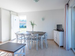 Camping Pas Cher vous présente avec son site Officiel campingpascher.fr, la Résidence Le Domaine Des Grands Lacs - Vacancéole classé 3 étoiles, située sur la commune de Parentis En Born dans le département Landes (Aquitaine) en France. La résidence Le Domaine Des Grands Lacs - Vacancéole, vous présente un hébergement de type maison de 58 m² pour 2 personnes et télévision. La résidence Le Domaine Des Grands Lacs - Vacancéole vous propose du sam. 12 septembre au sam. 19 septembre 2026, en promotion à -29% pour 7 nuits à 462,40 € au lieu de 655,42 € soit une Économie de 193,02 €. Cette location propose 268 dates différentes pour réserver votre séjour. Découvrez également les 8 autres gammes d'hébergements de la résidence. Les Avis clients pour la Résidence Le Domaine Des Grands Lacs - Vacancéole sont excellents avec une note moyenne de 8 sur 10. Piscine couverte, Piscine extérieure, Aire de jeux enfants, Canoë-kayak, Cyclisme, Terrain multisports, Bar, Dépôt de pain, Restaurant,... En savoir plus : cliquez-ICI.