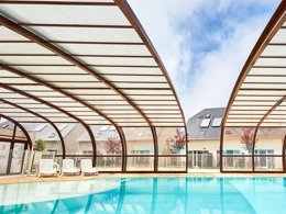 Camping Pas Cher vous présente avec son site Officiel campingpascher.fr, la Résidence Le Domaine De La Corniche - Vacancéole classé 3 étoiles, située sur la commune de Auberville dans le département Calvados (Basse Normandie) en France. La résidence Le Domaine De La Corniche - Vacancéole, vous présente un hébergement de type appartement de 27 m² et télévision. La résidence Le Domaine De La Corniche - Vacancéole vous proposeun séjour PAS CHER avec une REMISEdu sam. 16 mai au sam. 23 mai 2026, en promotion à -33% pour 7 nuits à 280,80 € au lieu de 422,89 € soit une Économie de 142,09 €. Cette location propose 217 dates différentes pour réserver votre séjour. Découvrez également les 5 autres gammes d'hébergements de la résidence. Les Avis clients pour la Résidence Le Domaine De La Corniche - Vacancéole sont excellents avec une note moyenne de 8 sur 10. Piscine extérieure, Centre équestre, Golf, Randonnée, Terrain multisports, Dépôt de pain,... En savoir plus : cliquez-ICI.