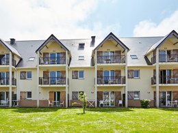 Camping Pas Cher vous présente avec son site Officiel campingpascher.fr, la Résidence Le Domaine De La Corniche - Vacancéole classé 3 étoiles, située sur la commune de Auberville dans le département Calvados (Basse Normandie) en France. La résidence Le Domaine De La Corniche - Vacancéole, vous présente un hébergement de type maison de 50 m² et télévision. La résidence Le Domaine De La Corniche - Vacancéole vous proposeun séjour PAS CHER avec une REMISEdu sam. 16 mai au sam. 23 mai 2026, en promotion à -33% pour 7 nuits à 330,40 € au lieu de 497,59 € soit une Économie de 167,19 €. Cette location propose 154 dates différentes pour réserver votre séjour. Découvrez également les 5 autres gammes d'hébergements de la résidence. Les Avis clients pour la Résidence Le Domaine De La Corniche - Vacancéole sont excellents avec une note moyenne de 8 sur 10. Piscine extérieure, Centre équestre, Golf, Randonnée, Terrain multisports, Dépôt de pain,... En savoir plus : cliquez-ICI.