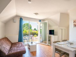 Camping Pas Cher vous présente avec son site Officiel campingpascher.fr, la Résidence Le Domaine De La Corniche - Vacancéole classé 3 étoiles, située sur la commune de Auberville dans le département Calvados (Basse Normandie) en France. La résidence Le Domaine De La Corniche - Vacancéole, vous présente un hébergement de type maison de 50 m² et télévision. La résidence Le Domaine De La Corniche - Vacancéole vous proposeun séjour PAS CHER avec une REMISEdu sam. 16 mai au sam. 23 mai 2026, en promotion à -33% pour 7 nuits à 330,40 € au lieu de 497,59 € soit une Économie de 167,19 €. Cette location propose 154 dates différentes pour réserver votre séjour. Découvrez également les 5 autres gammes d'hébergements de la résidence. Les Avis clients pour la Résidence Le Domaine De La Corniche - Vacancéole sont excellents avec une note moyenne de 8 sur 10. Piscine extérieure, Centre équestre, Golf, Randonnée, Terrain multisports, Dépôt de pain,... En savoir plus : cliquez-ICI.