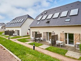 Camping Pas Cher vous présente avec son site Officiel campingpascher.fr, la Résidence Le Domaine De La Corniche - Vacancéole classé 3 étoiles, située sur la commune de Auberville dans le département Calvados (Basse Normandie) en France. La résidence Le Domaine De La Corniche - Vacancéole, vous présente un hébergement de type studio de 24 m² et télévision. La résidence Le Domaine De La Corniche - Vacancéole vous proposeun séjour PAS CHER avec une REMISEdu sam. 16 mai au sam. 23 mai 2026, en promotion à -33% pour 7 nuits à 226,40 € au lieu de 340,96 € soit une Économie de 114,56 €. Cette location propose 217 dates différentes pour réserver votre séjour. Découvrez également les 5 autres gammes d'hébergements de la résidence. Les Avis clients pour la Résidence Le Domaine De La Corniche - Vacancéole sont excellents avec une note moyenne de 8 sur 10. Piscine extérieure, Centre équestre, Golf, Randonnée, Terrain multisports, Dépôt de pain,... En savoir plus : cliquez-ICI.