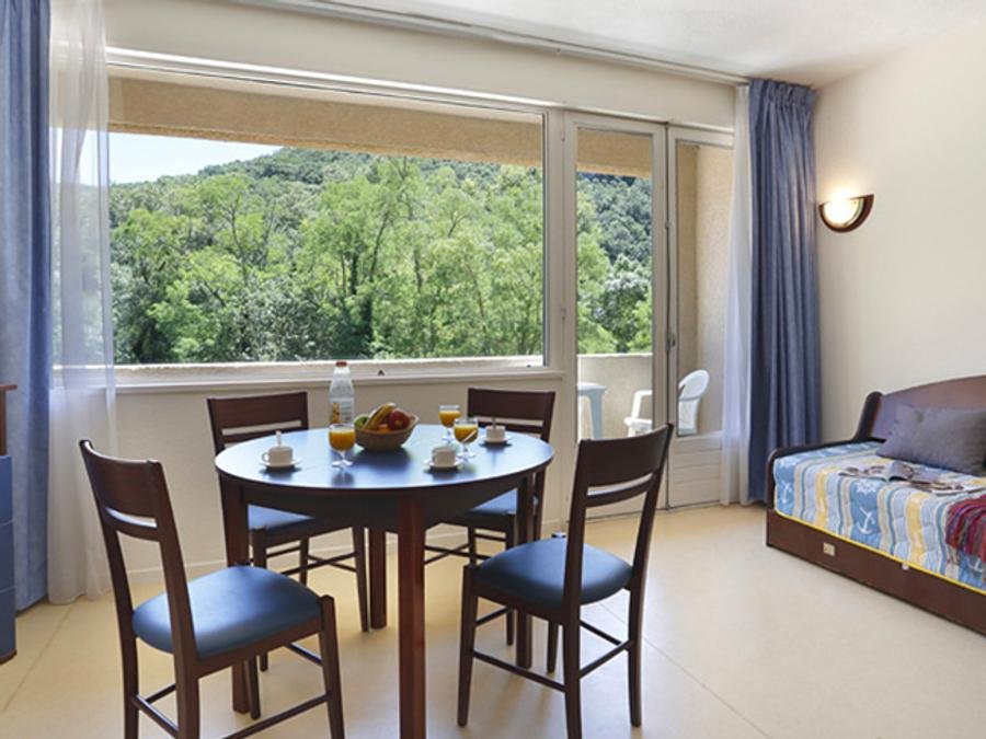 Camping Pas Cher vous présente avec son site Officiel campingpascher.fr, la Résidence Le Domaine De Chames - Vacancéole, située sur la commune de Vallon Pont D'arc dans le département Ardèche (Rhône Alpes) en France. La résidence Le Domaine De Chames - Vacancéole, vous présente un hébergement de type studio de 23 m² pour 4 personnes et télévision. La résidence Le Domaine De Chames - Vacancéole vous proposeun séjour PAS CHER avec une REMISEdu sam. 12 septembre au sam. 19 septembre 2026, en promotion à -30% pour 7 nuits à 277,90 € au lieu de 397,0 € soit une Économie de 119,10 €. Cette location propose 72 dates différentes pour réserver votre séjour. Découvrez également les 5 autres gammes d'hébergements de la résidence. Les Avis clients pour la Résidence Le Domaine De Chames - Vacancéole sont de 7 sur 10. Rivière, Canoë-kayak, Centre équestre, Randonnée, Supermarché,... En savoir plus : cliquez-ICI.