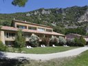 Camping Pas Cher vous présente avec son site Officiel campingpascher.fr, la Résidence Le Domaine De Chames - Vacancéole, située sur la commune de Vallon Pont D'arc dans le département Ardèche (Rhône Alpes) en France. La résidence Le Domaine De Chames - Vacancéole, vous présente un hébergement de type studio de 23 m² pour 4 personnes et télévision. La résidence Le Domaine De Chames - Vacancéole vous proposeun séjour PAS CHER avec une REMISEdu sam. 12 septembre au sam. 19 septembre 2026, en promotion à -30% pour 7 nuits à 277,90 € au lieu de 397,0 € soit une Économie de 119,10 €. Cette location propose 72 dates différentes pour réserver votre séjour. Découvrez également les 5 autres gammes d'hébergements de la résidence. Les Avis clients pour la Résidence Le Domaine De Chames - Vacancéole sont de 7 sur 10. Rivière, Canoë-kayak, Centre équestre, Randonnée, Supermarché,... En savoir plus : cliquez-ICI.