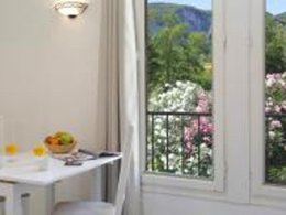 Camping Pas Cher vous présente avec son site Officiel campingpascher.fr, la Résidence Le Domaine De Chames - Vacancéole, située sur la commune de Vallon Pont D'arc dans le département Ardèche (Rhône Alpes) en France. La résidence Le Domaine De Chames - Vacancéole, vous présente un hébergement de type studio de 19 m² pour 2 personnes et télévision. La résidence Le Domaine De Chames - Vacancéole vous proposeun séjour PAS CHER avec une REMISEdu sam. 29 août au sam. 05 septembre 2026, en promotion à -33% pour 7 nuits à 195,20 € au lieu de 293,98 € soit une Économie de 98,78 €. Cette location propose 100 dates différentes pour réserver votre séjour. Découvrez également les 5 autres gammes d'hébergements de la résidence. Les Avis clients pour la Résidence Le Domaine De Chames - Vacancéole sont de 7 sur 10. Rivière, Canoë-kayak, Centre équestre, Randonnée, Supermarché,... En savoir plus : cliquez-ICI.