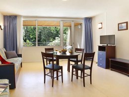 Camping Pas Cher vous présente avec son site Officiel campingpascher.fr, la Résidence Le Domaine De Chames - Vacancéole, située sur la commune de Vallon Pont D'arc dans le département Ardèche (Rhône Alpes) en France. La résidence Le Domaine De Chames - Vacancéole, vous présente un hébergement de type studio de 34 m² pour 5 personnes et télévision. La résidence Le Domaine De Chames - Vacancéole vous proposeun séjour PAS CHER avec une REMISEdu sam. 29 août au sam. 05 septembre 2026, en promotion à -33% pour 7 nuits à 239,20 € au lieu de 360,24 € soit une Économie de 121,04 €. Cette location propose 108 dates différentes pour réserver votre séjour. Découvrez également les 5 autres gammes d'hébergements de la résidence. Les Avis clients pour la Résidence Le Domaine De Chames - Vacancéole sont de 7 sur 10. Rivière, Canoë-kayak, Centre équestre, Randonnée, Supermarché,... En savoir plus : cliquez-ICI.