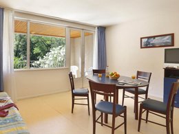 Camping Pas Cher vous présente avec son site Officiel campingpascher.fr, la Résidence Le Domaine De Chames - Vacancéole, située sur la commune de Vallon Pont D'arc dans le département Ardèche (Rhône Alpes) en France. La résidence Le Domaine De Chames - Vacancéole, vous présente un hébergement de type studio de 42 m² pour 6 personnes et télévision. La résidence Le Domaine De Chames - Vacancéole vous proposeun séjour PAS CHER avec une REMISEdu sam. 29 août au sam. 05 septembre 2026, en promotion à -33% pour 7 nuits à 256,80 € au lieu de 386,75 € soit une Économie de 129,95 €. Cette location propose 108 dates différentes pour réserver votre séjour. Découvrez également les 5 autres gammes d'hébergements de la résidence. Les Avis clients pour la Résidence Le Domaine De Chames - Vacancéole sont de 7 sur 10. Rivière, Canoë-kayak, Centre équestre, Randonnée, Supermarché,... En savoir plus : cliquez-ICI.