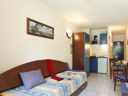 Camping Pas Cher vous présente avec son site Officiel campingpascher.fr, la Résidence Le Domaine De Chames - Vacancéole, située sur la commune de Vallon Pont D'arc dans le département Ardèche (Rhône Alpes) en France. La résidence Le Domaine De Chames - Vacancéole, vous présente un hébergement de type studio de 31 m² et télévision. La résidence Le Domaine De Chames - Vacancéole vous proposeun séjour PAS CHER avec une REMISEdu sam. 29 août au sam. 05 septembre 2026, en promotion à -33% pour 7 nuits à 195,20 € au lieu de 293,98 € soit une Économie de 98,78 €. Cette location propose 108 dates différentes pour réserver votre séjour. Découvrez également les 5 autres gammes d'hébergements de la résidence. Les Avis clients pour la Résidence Le Domaine De Chames - Vacancéole sont de 7 sur 10. Rivière, Canoë-kayak, Centre équestre, Randonnée, Supermarché,... En savoir plus : cliquez-ICI.