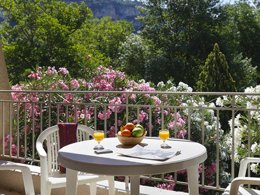 Camping Pas Cher vous présente avec son site Officiel campingpascher.fr, la Résidence Le Domaine De Chames - Vacancéole, située sur la commune de Vallon Pont D'arc dans le département Ardèche (Rhône Alpes) en France. La résidence Le Domaine De Chames - Vacancéole, vous présente un hébergement de type studio de 19 m² pour 2 personnes et télévision. La résidence Le Domaine De Chames - Vacancéole vous proposeun séjour PAS CHER avec une REMISEdu sam. 29 août au sam. 05 septembre 2026, en promotion à -33% pour 7 nuits à 195,20 € au lieu de 293,98 € soit une Économie de 98,78 €. Cette location propose 100 dates différentes pour réserver votre séjour. Découvrez également les 5 autres gammes d'hébergements de la résidence. Les Avis clients pour la Résidence Le Domaine De Chames - Vacancéole sont de 7 sur 10. Rivière, Canoë-kayak, Centre équestre, Randonnée, Supermarché,... En savoir plus : cliquez-ICI.