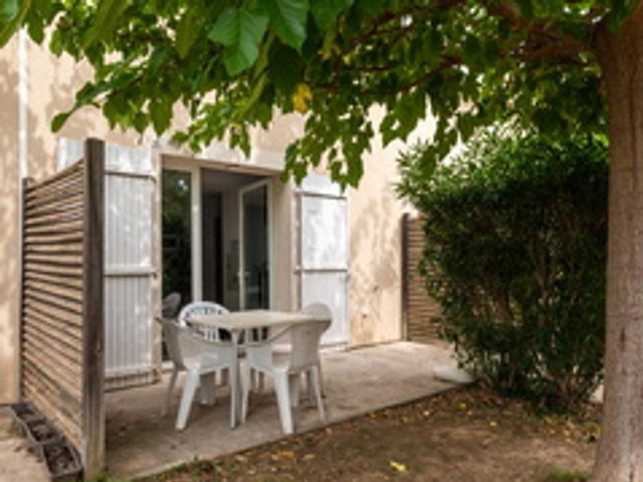 Camping Pas Cher vous présente avec son site Officiel campingpascher.fr, la Résidence Les Demeures Torrellanes - Vacancéole classé 3 étoiles, située sur la commune de Latour Bas Elne dans le département Pyrénées-orientales (Languedoc Roussillon) en France. La résidence Les Demeures Torrellanes - Vacancéole, vous présente un hébergement de type maison de 34 m². La résidence Les Demeures Torrellanes - Vacancéole vous propose du sam. 19 septembre au sam. 26 septembre 2026, en promotion à -20% pour 7 nuits à 251,20 € au lieu de 314,0 € soit une Économie de 62,80 €. Cette location propose 134 dates différentes pour réserver votre séjour. Découvrez également les 6 autres gammes d'hébergements de la résidence. Les Avis clients pour la Résidence Les Demeures Torrellanes - Vacancéole sont excellents avec une note moyenne de 8 sur 10. Piscine extérieure, Animation enfants, Jet-ski, Plongée, Salle de fitness, Voile, Bar, Dépôt de pain,... En savoir plus : cliquez-ICI.