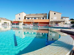 Camping Pas Cher vous présente avec son site Officiel campingpascher.fr, la Résidence Les Demeures Torrellanes - Vacancéole classé 3 étoiles, située sur la commune de Latour Bas Elne dans le département Pyrénées-orientales (Languedoc Roussillon) en France. La résidence Les Demeures Torrellanes - Vacancéole, vous présente un hébergement de type maison de 34 m². La résidence Les Demeures Torrellanes - Vacancéole vous propose du sam. 19 septembre au sam. 26 septembre 2026, en promotion à -20% pour 7 nuits à 251,20 € au lieu de 314,0 € soit une Économie de 62,80 €. Cette location propose 134 dates différentes pour réserver votre séjour. Découvrez également les 6 autres gammes d'hébergements de la résidence. Les Avis clients pour la Résidence Les Demeures Torrellanes - Vacancéole sont excellents avec une note moyenne de 8 sur 10. Piscine extérieure, Animation enfants, Jet-ski, Plongée, Salle de fitness, Voile, Bar, Dépôt de pain,... En savoir plus : cliquez-ICI.