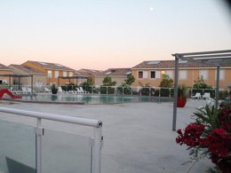 Camping Pas Cher vous présente avec son site Officiel campingpascher.fr, la Résidence Les Demeures Torrellanes - Vacancéole classé 3 étoiles, située sur la commune de Latour Bas Elne dans le département Pyrénées-orientales (Languedoc Roussillon) en France. La résidence Les Demeures Torrellanes - Vacancéole, vous présente un hébergement de type maison avec climatisation. La résidence Les Demeures Torrellanes - Vacancéole vous propose du sam. 19 septembre au sam. 26 septembre 2026, en promotion à -29% pour 7 nuits à 285,60 € au lieu de 404,82 € soit une Économie de 119,22 €. Cette location propose 151 dates différentes pour réserver votre séjour. Découvrez également les 6 autres gammes d'hébergements de la résidence. Les Avis clients pour la Résidence Les Demeures Torrellanes - Vacancéole sont excellents avec une note moyenne de 8 sur 10. Piscine extérieure, Animation enfants, Jet-ski, Plongée, Salle de fitness, Voile, Bar, Dépôt de pain,... En savoir plus : cliquez-ICI.