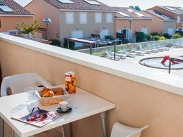 Camping Pas Cher vous présente avec son site Officiel campingpascher.fr, la Résidence Les Demeures Torrellanes - Vacancéole classé 3 étoiles, située sur la commune de Latour Bas Elne dans le département Pyrénées-orientales (Languedoc Roussillon) en France. La résidence Les Demeures Torrellanes - Vacancéole, vous présente un hébergement de type maison de 43 m² pour 2 personnes avec climatisation. La résidence Les Demeures Torrellanes - Vacancéole vous propose du sam. 19 septembre au sam. 26 septembre 2026, en promotion à -29% pour 7 nuits à 314,49 € au lieu de 445,78 € soit une Économie de 131,29 €. Cette location propose 151 dates différentes pour réserver votre séjour. Découvrez également les 6 autres gammes d'hébergements de la résidence. Les Avis clients pour la Résidence Les Demeures Torrellanes - Vacancéole sont excellents avec une note moyenne de 8 sur 10. Piscine extérieure, Animation enfants, Jet-ski, Plongée, Salle de fitness, Voile, Bar, Dépôt de pain,... En savoir plus : cliquez-ICI.