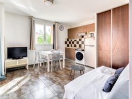 Camping Pas Cher vous présente avec son site Officiel campingpascher.fr, la Résidence Les Demeures Torrellanes - Vacancéole classé 3 étoiles, située sur la commune de Latour Bas Elne dans le département Pyrénées-orientales (Languedoc Roussillon) en France. La résidence Les Demeures Torrellanes - Vacancéole, vous présente un hébergement de type appartement de 36 m² pour 2 personnes avec climatisation et télévision. La résidence Les Demeures Torrellanes - Vacancéole vous propose du sam. 19 septembre au sam. 26 septembre 2026, en promotion à -29% pour 7 nuits à 285,60 € au lieu de 404,82 € soit une Économie de 119,22 €. Cette location propose 95 dates différentes pour réserver votre séjour. Découvrez également les 6 autres gammes d'hébergements de la résidence. Les Avis clients pour la Résidence Les Demeures Torrellanes - Vacancéole sont excellents avec une note moyenne de 8 sur 10. Piscine extérieure, Animation enfants, Jet-ski, Plongée, Salle de fitness, Voile, Bar, Dépôt de pain,... En savoir plus : cliquez-ICI.