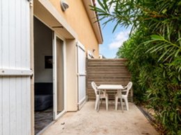 Camping Pas Cher vous présente avec son site Officiel campingpascher.fr, la Résidence Les Demeures Torrellanes - Vacancéole classé 3 étoiles, située sur la commune de Latour Bas Elne dans le département Pyrénées-orientales (Languedoc Roussillon) en France. La résidence Les Demeures Torrellanes - Vacancéole, vous présente un hébergement de type maison avec climatisation. La résidence Les Demeures Torrellanes - Vacancéole vous propose du sam. 19 septembre au sam. 26 septembre 2026, en promotion à -29% pour 7 nuits à 285,60 € au lieu de 404,82 € soit une Économie de 119,22 €. Cette location propose 151 dates différentes pour réserver votre séjour. Découvrez également les 6 autres gammes d'hébergements de la résidence. Les Avis clients pour la Résidence Les Demeures Torrellanes - Vacancéole sont excellents avec une note moyenne de 8 sur 10. Piscine extérieure, Animation enfants, Jet-ski, Plongée, Salle de fitness, Voile, Bar, Dépôt de pain,... En savoir plus : cliquez-ICI.