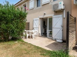 Camping Pas Cher vous présente avec son site Officiel campingpascher.fr, la Résidence Les Demeures Torrellanes - Vacancéole classé 3 étoiles, située sur la commune de Latour Bas Elne dans le département Pyrénées-orientales (Languedoc Roussillon) en France. La résidence Les Demeures Torrellanes - Vacancéole, vous présente un hébergement de type maison de 43 m² pour 2 personnes avec climatisation. La résidence Les Demeures Torrellanes - Vacancéole vous propose du sam. 19 septembre au sam. 26 septembre 2026, en promotion à -29% pour 7 nuits à 314,49 € au lieu de 445,78 € soit une Économie de 131,29 €. Cette location propose 151 dates différentes pour réserver votre séjour. Découvrez également les 6 autres gammes d'hébergements de la résidence. Les Avis clients pour la Résidence Les Demeures Torrellanes - Vacancéole sont excellents avec une note moyenne de 8 sur 10. Piscine extérieure, Animation enfants, Jet-ski, Plongée, Salle de fitness, Voile, Bar, Dépôt de pain,... En savoir plus : cliquez-ICI.