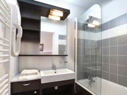 Camping Pas Cher vous présente avec son site Officiel campingpascher.fr, la Résidence Les Chalets Du Verdon - Vacancéole classé 3 étoiles, située sur la commune de Allos dans le département Alpes-de-haute-provence (Provence Alpes Côte D'azur) en France. La résidence Les Chalets Du Verdon - Vacancéole, vous présente un hébergement de type appartement de 30 m² et télévision. La résidence Les Chalets Du Verdon - Vacancéole vous propose du vendredi 26 juin au vendredi 03 juillet 2026, en promotion à -25% pour 7 nuits à 251,10 € au lieu de 336,14 € soit une Économie de 85,04 €. Cette location propose 27 dates différentes pour réserver votre séjour. Découvrez également les 5 autres gammes d'hébergements de la résidence. Les Avis clients pour la Résidence Les Chalets Du Verdon - Vacancéole sont excellents avec une note moyenne de 9 sur 10. Piscine chauffée, Piscine couverte, Centre équestre, Cyclisme, Randonnée, Dépôt de pain, Supermarché,... En savoir plus : cliquez-ICI.