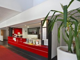 Camping Pas Cher vous présente avec son site Officiel campingpascher.fr, la Résidence Les Chalets Du Verdon classé 3 étoiles, située sur la commune de Allos dans le département Alpes-de-haute-provence (Provence-alpes-côte D'azur) en France. La résidence Les Chalets Du Verdon vous propose un hébergement de type appartement de 30 m² (télévision). L'établissement vous propose 10 autres types d'hébergements. Découvrez tous nos séjours à petits prix dans la commune et aux alentours de Allos du département : Alpes-de-haute-provence (Provence-alpes-côte D'azur). Les Avis clients pour la Résidence Les Chalets Du Verdon sont excellents avec une note moyenne de 9 sur 10. Piscine chauffée, Piscine couverte, Centre équestre, Cyclisme, Randonnée, Dépôt de pain, Supermarché,... En savoir plus : cliquez-ICI.