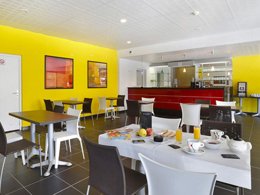 Camping Pas Cher vous présente avec son site Officiel campingpascher.fr, la Résidence Les Chalets Du Verdon classé 3 étoiles, située sur la commune de Allos dans le département Alpes-de-haute-provence (Provence-alpes-côte D'azur) en France. La résidence Les Chalets Du Verdon vous propose un hébergement de type appartement de 35 m² (télévision). L'établissement vous propose 10 autres types d'hébergements. Découvrez tous nos séjours à petits prix dans la commune et aux alentours de Allos du département : Alpes-de-haute-provence (Provence-alpes-côte D'azur). Les Avis clients pour la Résidence Les Chalets Du Verdon sont excellents avec une note moyenne de 9 sur 10. Piscine chauffée, Piscine couverte, Centre équestre, Cyclisme, Randonnée, Dépôt de pain, Supermarché,... En savoir plus : cliquez-ICI.