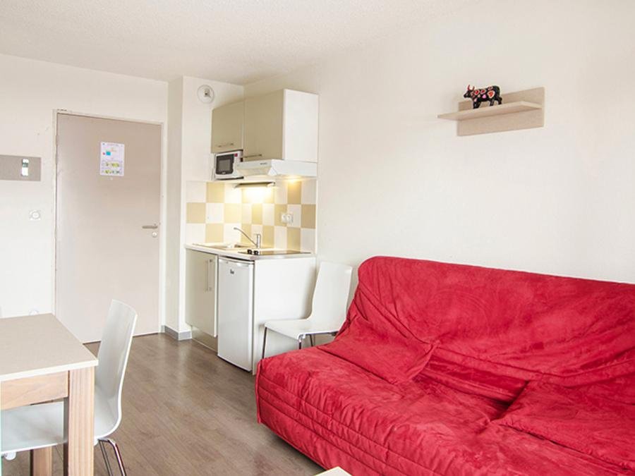 Camping Pas Cher vous présente avec son site Officiel campingpascher.fr, la Résidence Les Chalets De L'Isard - Vacancéole, située sur la commune de Les Angles dans le département Pyrénées-orientales (Languedoc Roussillon) en France. La résidence Les Chalets De L'Isard - Vacancéole, vous présente un hébergement de type appartement de 27 m² et télévision. La résidence Les Chalets De L'Isard - Vacancéole vous propose du sam. 11 juillet au sam. 18 juillet 2026, en promotion à -20% pour 7 nuits à 386,40 € au lieu de 483,0 € soit une Économie de 96,60 €. Cette location propose 58 dates différentes pour réserver votre séjour. Découvrez également les 3 autres gammes d'hébergements de la résidence. Les Avis clients pour la Résidence Les Chalets De L'Isard - Vacancéole sont excellents avec une note moyenne de 8 sur 10. Lac, Piscine chauffée, Piscine couverte, Randonnée, Créperie, Supermarché,... En savoir plus : cliquez-ICI.