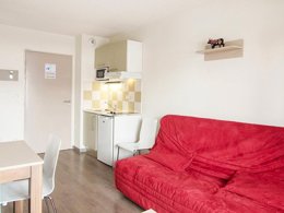 Camping Pas Cher vous présente avec son site Officiel campingpascher.fr, la Résidence Les Chalets De L'Isard - Vacancéole, située sur la commune de Les Angles dans le département Pyrénées-orientales (Languedoc Roussillon) en France. La résidence Les Chalets De L'Isard - Vacancéole, vous présente un hébergement de type appartement de 27 m² et télévision. La résidence Les Chalets De L'Isard - Vacancéole vous proposeun séjour PAS CHER avec une REMISEdu vendredi 26 juin au vendredi 03 juillet 2026, en promotion à -33% pour 7 nuits à 247,20 € au lieu de 372,29 € soit une Économie de 125,09 €. Cette location propose 72 dates différentes pour réserver votre séjour. Découvrez également les 3 autres gammes d'hébergements de la résidence. Les Avis clients pour la Résidence Les Chalets De L'Isard - Vacancéole sont excellents avec une note moyenne de 8 sur 10. Lac, Piscine chauffée, Piscine couverte, Randonnée, Créperie, Supermarché,... En savoir plus : cliquez-ICI.