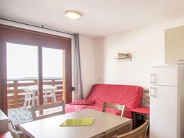 Camping Pas Cher vous présente avec son site Officiel campingpascher.fr, la Résidence Les Chalets De L'Isard - Vacancéole, située sur la commune de Les Angles dans le département Pyrénées-orientales (Languedoc Roussillon) en France. La résidence Les Chalets De L'Isard - Vacancéole, vous présente un hébergement de type appartement de 38 m² pour 6 personnes et télévision. La résidence Les Chalets De L'Isard - Vacancéole vous proposeun séjour PAS CHER avec une REMISEdu vendredi 26 juin au vendredi 03 juillet 2026, en promotion à -33% pour 7 nuits à 297,60 € au lieu de 448,19 € soit une Économie de 150,59 €. Cette location propose 68 dates différentes pour réserver votre séjour. Découvrez également les 3 autres gammes d'hébergements de la résidence. Les Avis clients pour la Résidence Les Chalets De L'Isard - Vacancéole sont excellents avec une note moyenne de 8 sur 10. Lac, Piscine chauffée, Piscine couverte, Randonnée, Créperie, Supermarché,... En savoir plus : cliquez-ICI.