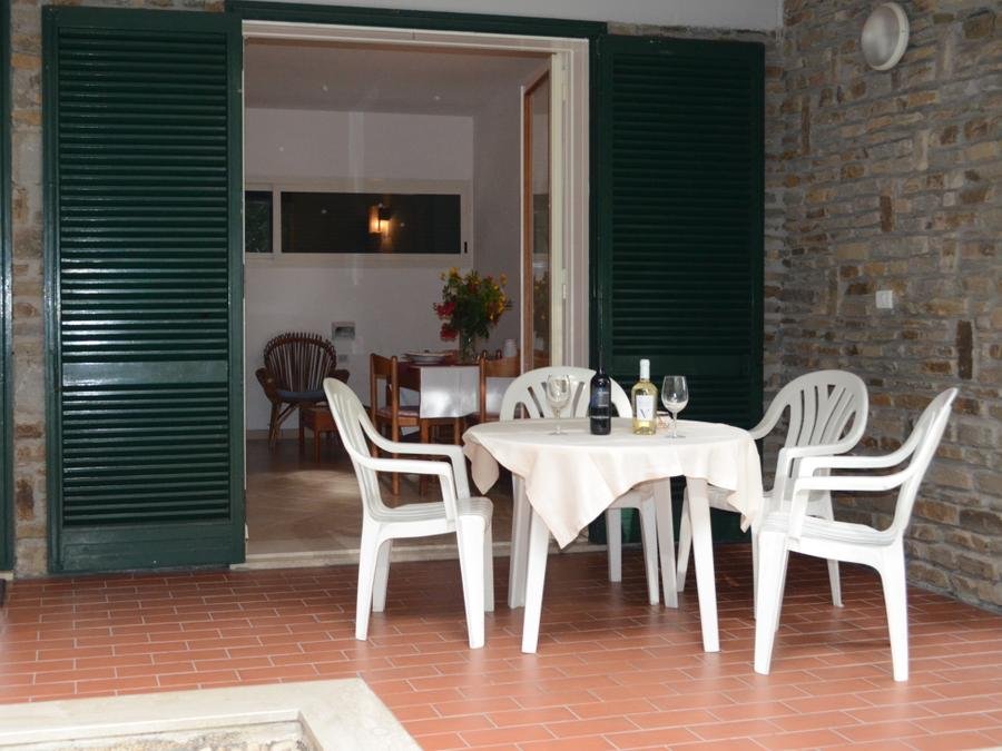Camping Pas Cher vous présente avec son site Officiel campingpascher.fr, le Camping Italy Village, situé sur la commune de Baia Domizia dans le département Caserte (Campanie) en Italie. Le camping Italy Village, vous présente un hébergement de type appartement de 62 m² avec climatisation et télévision. Le camping Italy Village vous propose du vendredi 05 juin au vendredi 12 juin 2026 avec un DÉPART DEMAIN pour 7 nuits à 980€. Cette location propose 33 dates différentes pour réserver votre séjour. Découvrez également les 2 autres gammes d'hébergements du camping. Mer, Piscine extérieure, Animations familiales, Aire de jeux enfants, Court de tennis, Golf, Terrain de volley-ball, Terrain multisports, Bar, Boulangerie, Pizzeria,... En savoir plus : cliquez-ICI.