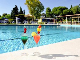 Camping Pas Cher vous présente avec son site Officiel campingpascher.fr, le Camping Italy Village, situé sur la commune de Baia Domizia dans le département Caserte (Campanie) en Italie. Le camping Italy Village, vous présente un hébergement de type appartement de 62 m² avec climatisation et télévision. Le camping Italy Village vous propose du vendredi 05 juin au vendredi 12 juin 2026 avec un DÉPART DEMAIN pour 7 nuits à 980€. Cette location propose 33 dates différentes pour réserver votre séjour. Découvrez également les 2 autres gammes d'hébergements du camping. Mer, Piscine extérieure, Animations familiales, Aire de jeux enfants, Court de tennis, Golf, Terrain de volley-ball, Terrain multisports, Bar, Boulangerie, Pizzeria,... En savoir plus : cliquez-ICI.