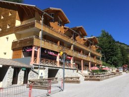 Camping Pas Cher vous présente avec son site Officiel campingpascher.fr, la Résidence Central Park, située sur la commune de La Foux D'allos dans le département Alpes-de-haute-provence (Provence-alpes-côte D'azur) en France. La résidence Central Park vous propose un hébergement de type studio de 32 m² pour 4 personnes (télévision). L'établissement vous propose 10 autres types d'hébergements. Découvrez tous nos séjours à petits prix dans la commune et aux alentours de La Foux D'allos du département : Alpes-de-haute-provence (Provence-alpes-côte D'azur). Les Avis clients pour la Résidence Central Park sont de 7 sur 10. Lac, Piscine, Randonnée,... En savoir plus : cliquez-ICI.