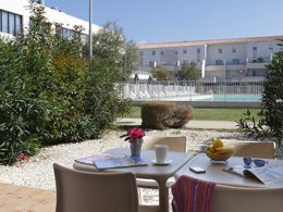 Camping Pas Cher vous présente avec son site Officiel campingpascher.fr, la Résidence Cap Camargue - Vacancéole classé 3 étoiles, située sur la commune de Le Grau Du Roi dans le département Gard (Languedoc Roussillon) en France. La résidence Cap Camargue - Vacancéole, vous présente un hébergement de type appartement de 40 m² et télévision. La résidence Cap Camargue - Vacancéole vous propose du mercredi 23 septembre au mercredi 30 septembre 2026, en promotion à -29% pour 7 nuits à 383,35 € au lieu de 543,37 € soit une Économie de 160,02 €. Cette location propose 34 dates différentes pour réserver votre séjour. Découvrez également les 7 autres gammes d'hébergements de la résidence. Les Avis clients pour la Résidence Cap Camargue - Vacancéole sont excellents avec une note moyenne de 8 sur 10. Piscine chauffée, Piscine extérieure, Animations familiales, Cyclisme, Pétanque, Randonnée, Salle de fitness, kiteSurf,... En savoir plus : cliquez-ICI.