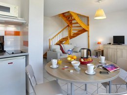 Camping Pas Cher vous présente avec son site Officiel campingpascher.fr, la Résidence Cap Camargue - Vacancéole classé 3 étoiles, située sur la commune de Le Grau Du Roi dans le département Gard (Languedoc Roussillon) en France. La résidence Cap Camargue - Vacancéole, vous présente un hébergement de type appartement de 55 m² et télévision. La résidence Cap Camargue - Vacancéole vous propose du sam. 03 octobre au sam. 10 octobre 2026, en promotion à -29% pour 7 nuits à 391 € au lieu de 554,22 € soit une Économie de 163,22 €. Cette location propose 171 dates différentes pour réserver votre séjour. Découvrez également les 7 autres gammes d'hébergements de la résidence. Les Avis clients pour la Résidence Cap Camargue - Vacancéole sont excellents avec une note moyenne de 8 sur 10. Piscine chauffée, Piscine extérieure, Animations familiales, Cyclisme, Pétanque, Randonnée, Salle de fitness, kiteSurf,... En savoir plus : cliquez-ICI.