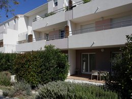 Camping Pas Cher vous présente avec son site Officiel campingpascher.fr, la Résidence Cap Camargue - Vacancéole classé 3 étoiles, située sur la commune de Le Grau Du Roi dans le département Gard (Languedoc Roussillon) en France. La résidence Cap Camargue - Vacancéole, vous présente un hébergement de type appartement de 40 m² et télévision. La résidence Cap Camargue - Vacancéole vous propose du sam. 03 octobre au sam. 10 octobre 2026, en promotion à -29% pour 7 nuits à 339,14 € au lieu de 480,72 € soit une Économie de 141,58 €. Cette location propose 184 dates différentes pour réserver votre séjour. Découvrez également les 7 autres gammes d'hébergements de la résidence. Les Avis clients pour la Résidence Cap Camargue - Vacancéole sont excellents avec une note moyenne de 8 sur 10. Piscine chauffée, Piscine extérieure, Animations familiales, Cyclisme, Pétanque, Randonnée, Salle de fitness, kiteSurf,... En savoir plus : cliquez-ICI.