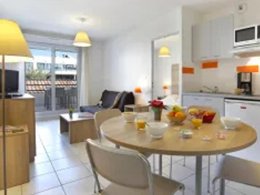 Camping Pas Cher vous présente avec son site Officiel campingpascher.fr, la Résidence Cap Camargue - Vacancéole classé 3 étoiles, située sur la commune de Le Grau Du Roi dans le département Gard (Languedoc Roussillon) en France. La résidence Cap Camargue - Vacancéole, vous présente un hébergement de type appartement de 40 m² et télévision. La résidence Cap Camargue - Vacancéole vous propose du sam. 03 octobre au sam. 10 octobre 2026, en promotion à -29% pour 7 nuits à 339,14 € au lieu de 480,72 € soit une Économie de 141,58 €. Cette location propose 184 dates différentes pour réserver votre séjour. Découvrez également les 7 autres gammes d'hébergements de la résidence. Les Avis clients pour la Résidence Cap Camargue - Vacancéole sont excellents avec une note moyenne de 8 sur 10. Piscine chauffée, Piscine extérieure, Animations familiales, Cyclisme, Pétanque, Randonnée, Salle de fitness, kiteSurf,... En savoir plus : cliquez-ICI.