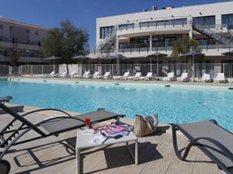 Camping Pas Cher vous présente avec son site Officiel campingpascher.fr, la Résidence Cap Camargue - Vacancéole classé 3 étoiles, située sur la commune de Le Grau Du Roi dans le département Gard (Languedoc Roussillon) en France. La résidence Cap Camargue - Vacancéole, vous présente un hébergement de type appartement de 55 m² et télévision. La résidence Cap Camargue - Vacancéole vous propose du sam. 03 octobre au sam. 10 octobre 2026, en promotion à -29% pour 7 nuits à 391 € au lieu de 554,22 € soit une Économie de 163,22 €. Cette location propose 171 dates différentes pour réserver votre séjour. Découvrez également les 7 autres gammes d'hébergements de la résidence. Les Avis clients pour la Résidence Cap Camargue - Vacancéole sont excellents avec une note moyenne de 8 sur 10. Piscine chauffée, Piscine extérieure, Animations familiales, Cyclisme, Pétanque, Randonnée, Salle de fitness, kiteSurf,... En savoir plus : cliquez-ICI.