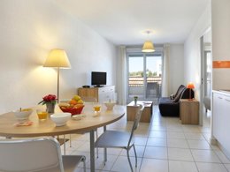 Camping Pas Cher vous présente avec son site Officiel campingpascher.fr, la Résidence Cap Camargue - Vacancéole classé 3 étoiles, située sur la commune de Le Grau Du Roi dans le département Gard (Languedoc Roussillon) en France. La résidence Cap Camargue - Vacancéole, vous présente un hébergement de type appartement de 40 m² avec climatisation et télévision. La résidence Cap Camargue - Vacancéole vous propose du sam. 03 octobre au sam. 10 octobre 2026, en promotion à -29% pour 7 nuits à 352,75 € au lieu de 500,0 € soit une Économie de 147,25 €. Cette location propose 182 dates différentes pour réserver votre séjour. Découvrez également les 7 autres gammes d'hébergements de la résidence. Les Avis clients pour la Résidence Cap Camargue - Vacancéole sont excellents avec une note moyenne de 8 sur 10. Piscine chauffée, Piscine extérieure, Animations familiales, Cyclisme, Pétanque, Randonnée, Salle de fitness, kiteSurf,... En savoir plus : cliquez-ICI.