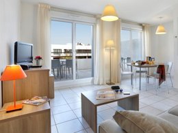 Camping Pas Cher vous présente avec son site Officiel campingpascher.fr, la Résidence Cap Camargue - Vacancéole classé 3 étoiles, située sur la commune de Le Grau Du Roi dans le département Gard (Languedoc Roussillon) en France. La résidence Cap Camargue - Vacancéole, vous présente un hébergement de type appartement de 55 m² avec climatisation et télévision. La résidence Cap Camargue - Vacancéole vous propose du sam. 03 octobre au sam. 10 octobre 2026, en promotion à -29% pour 7 nuits à 418,20 € au lieu de 592,77 € soit une Économie de 174,57 €. Cette location propose 169 dates différentes pour réserver votre séjour. Découvrez également les 7 autres gammes d'hébergements de la résidence. Les Avis clients pour la Résidence Cap Camargue - Vacancéole sont excellents avec une note moyenne de 8 sur 10. Piscine chauffée, Piscine extérieure, Animations familiales, Cyclisme, Pétanque, Randonnée, Salle de fitness, kiteSurf,... En savoir plus : cliquez-ICI.