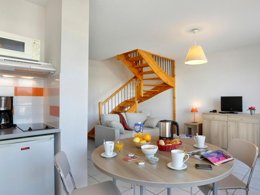 Camping Pas Cher vous présente avec son site Officiel campingpascher.fr, la Résidence Cap Camargue - Vacancéole classé 3 étoiles, située sur la commune de Le Grau Du Roi dans le département Gard (Languedoc Roussillon) en France. La résidence Cap Camargue - Vacancéole, vous présente un hébergement de type appartement de 55 m² avec climatisation et télévision. La résidence Cap Camargue - Vacancéole vous propose du sam. 03 octobre au sam. 10 octobre 2026, en promotion à -29% pour 7 nuits à 404,60 € au lieu de 573,49 € soit une Économie de 168,89 €. Cette location propose 171 dates différentes pour réserver votre séjour. Découvrez également les 7 autres gammes d'hébergements de la résidence. Les Avis clients pour la Résidence Cap Camargue - Vacancéole sont excellents avec une note moyenne de 8 sur 10. Piscine chauffée, Piscine extérieure, Animations familiales, Cyclisme, Pétanque, Randonnée, Salle de fitness, kiteSurf,... En savoir plus : cliquez-ICI.