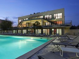 Camping Pas Cher vous présente avec son site Officiel campingpascher.fr, la Résidence Cap Camargue - Vacancéole classé 3 étoiles, située sur la commune de Le Grau Du Roi dans le département Gard (Languedoc Roussillon) en France. La résidence Cap Camargue - Vacancéole, vous présente un hébergement de type appartement de 55 m² avec climatisation et télévision. La résidence Cap Camargue - Vacancéole vous propose du sam. 03 octobre au sam. 10 octobre 2026, en promotion à -29% pour 7 nuits à 404,60 € au lieu de 573,49 € soit une Économie de 168,89 €. Cette location propose 171 dates différentes pour réserver votre séjour. Découvrez également les 7 autres gammes d'hébergements de la résidence. Les Avis clients pour la Résidence Cap Camargue - Vacancéole sont excellents avec une note moyenne de 8 sur 10. Piscine chauffée, Piscine extérieure, Animations familiales, Cyclisme, Pétanque, Randonnée, Salle de fitness, kiteSurf,... En savoir plus : cliquez-ICI.