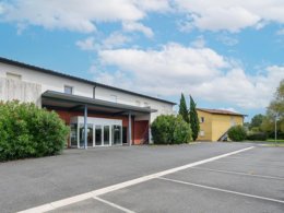 Camping Pas Cher vous présente avec son site Officiel campingpascher.fr, la Résidence Le Domaine Du Green - Vacancéole classé 3 étoiles, située sur la commune de Rivières dans le département Tarn (Midi Pyrénées) en France. La résidence Le Domaine Du Green - Vacancéole, vous présente un hébergement de type appartement de 33 m² avec climatisation et télévision. La résidence Le Domaine Du Green - Vacancéole vous propose du sam. 19 septembre au sam. 26 septembre 2026, en promotion à -29% pour 7 nuits à 262,65 € au lieu de 372,29 € soit une Économie de 109,64 €. Cette location propose 160 dates différentes pour réserver votre séjour. Découvrez également les 3 autres gammes d'hébergements de la résidence. Les Avis clients pour la Résidence Le Domaine Du Green - Vacancéole sont excellents avec une note moyenne de 8 sur 10. Piscine extérieure, Canoë-kayak, Golf, Ping-pong,... En savoir plus : cliquez-ICI.