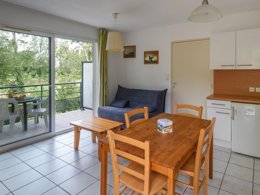 Camping Pas Cher vous présente avec son site Officiel campingpascher.fr, la Résidence Le Domaine Du Green - Vacancéole classé 3 étoiles, située sur la commune de Rivières dans le département Tarn (Midi Pyrénées) en France. La résidence Le Domaine Du Green - Vacancéole, vous présente un hébergement de type appartement de 33 m² pour 4 personnes avec climatisation et télévision. La résidence Le Domaine Du Green - Vacancéole vous propose du sam. 19 septembre au sam. 26 septembre 2026, en promotion à -29% pour 7 nuits à 262,65 € au lieu de 372,29 € soit une Économie de 109,64 €. Cette location propose 160 dates différentes pour réserver votre séjour. Découvrez également les 3 autres gammes d'hébergements de la résidence. Les Avis clients pour la Résidence Le Domaine Du Green - Vacancéole sont excellents avec une note moyenne de 8 sur 10. Piscine extérieure, Canoë-kayak, Golf, Ping-pong,... En savoir plus : cliquez-ICI.