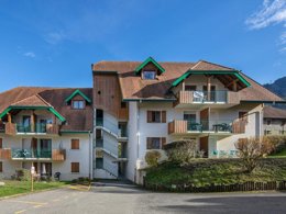 Camping Pas Cher vous présente avec son site Officiel campingpascher.fr, la Résidence Le Birdie - Vacancéole classé 3 étoiles, située sur la commune de Giez dans le département Haute-savoie (Rhône Alpes) en France. La résidence Le Birdie - Vacancéole vous propose un hébergement de type studio de 40 m². L'établissement vous propose 12 autres types d'hébergements. Découvrez tous nos séjours à petits prix dans la commune et aux alentours de Giez du département : Haute-savoie (Rhône Alpes). Les Avis clients pour la Résidence Le Birdie - Vacancéole sont excellents avec une note moyenne de 8 sur 10. Piscine couverte, Piscine extérieure, Aire de jeux enfants, Baby-foot, Court de tennis, Flipper, Golf, Ping-pong, Piscine, Pétanque,... En savoir plus : cliquez-ICI.
